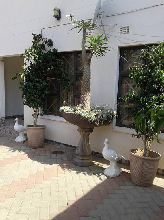 Upper Room Guest House Francistown Exteriör bild