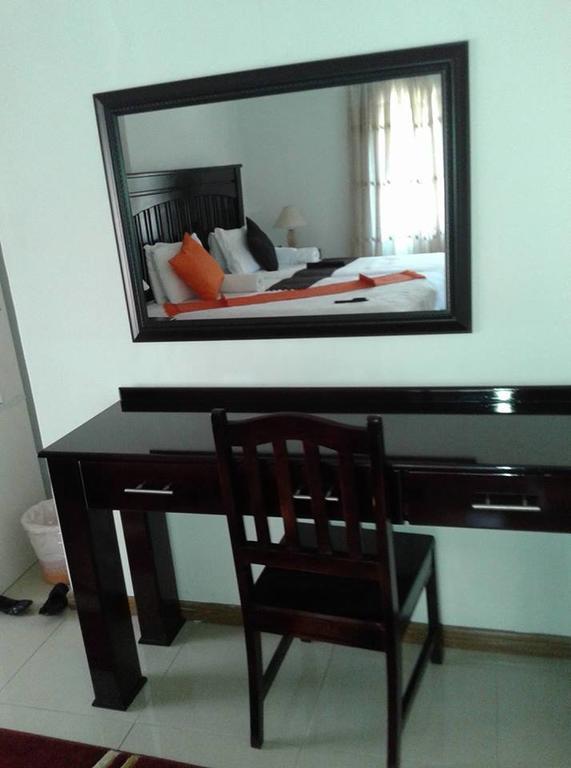 Upper Room Guest House Francistown Exteriör bild