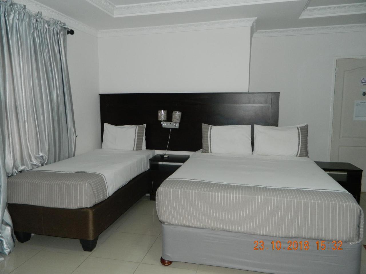Upper Room Guest House Francistown Exteriör bild
