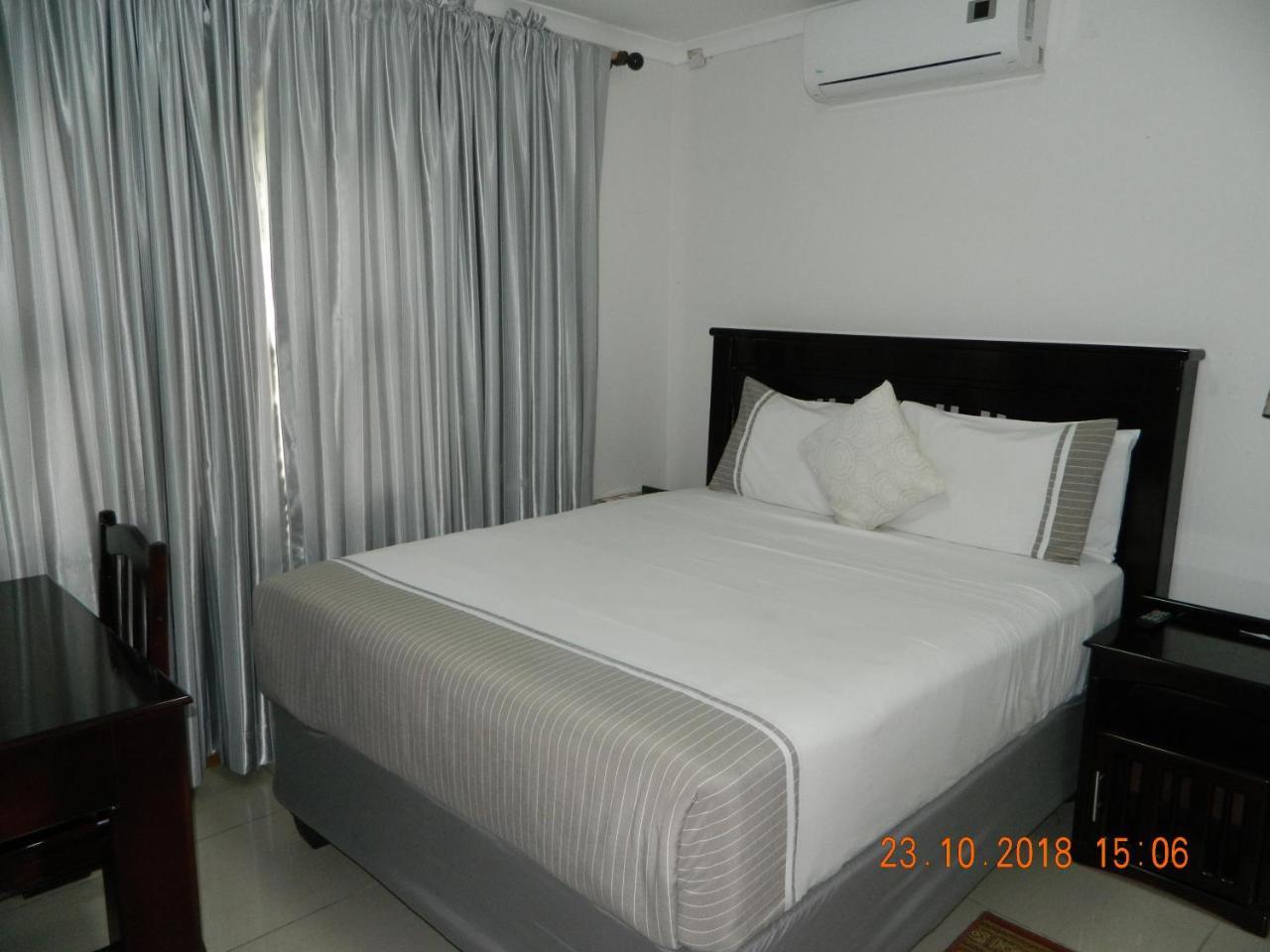 Upper Room Guest House Francistown Exteriör bild