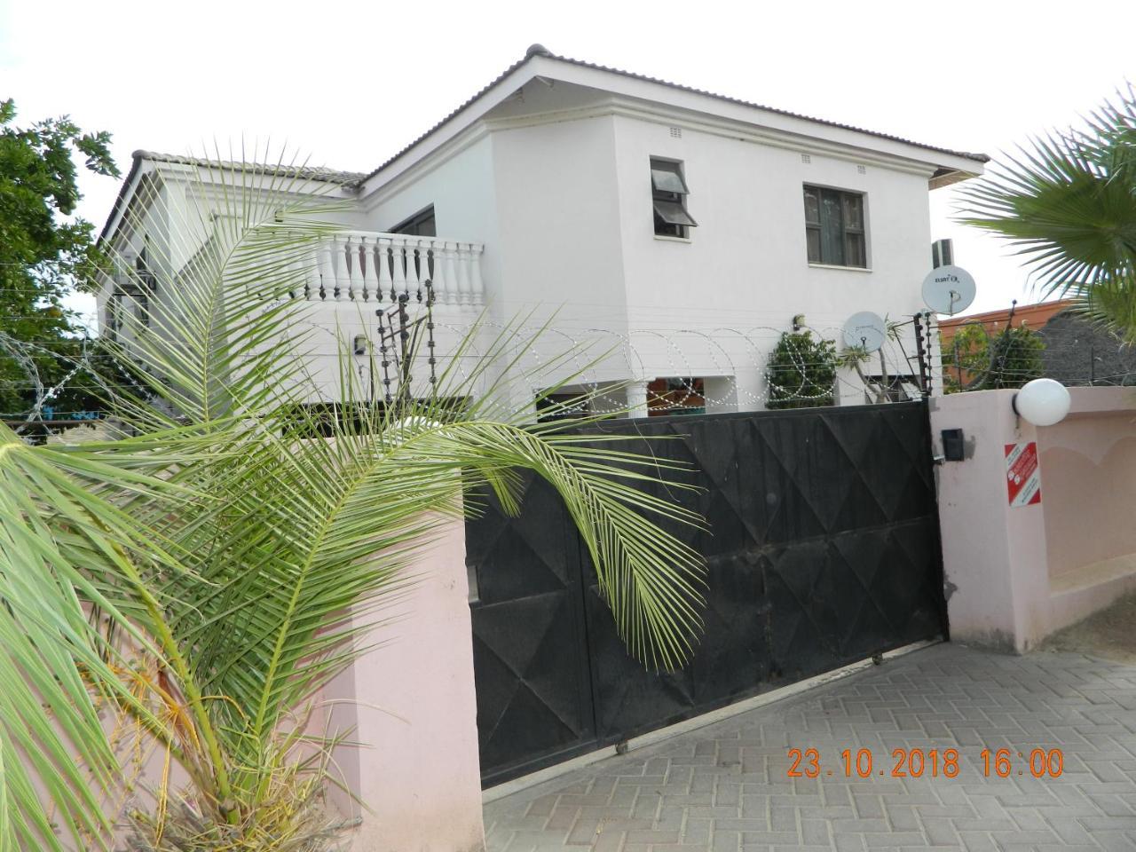 Upper Room Guest House Francistown Exteriör bild