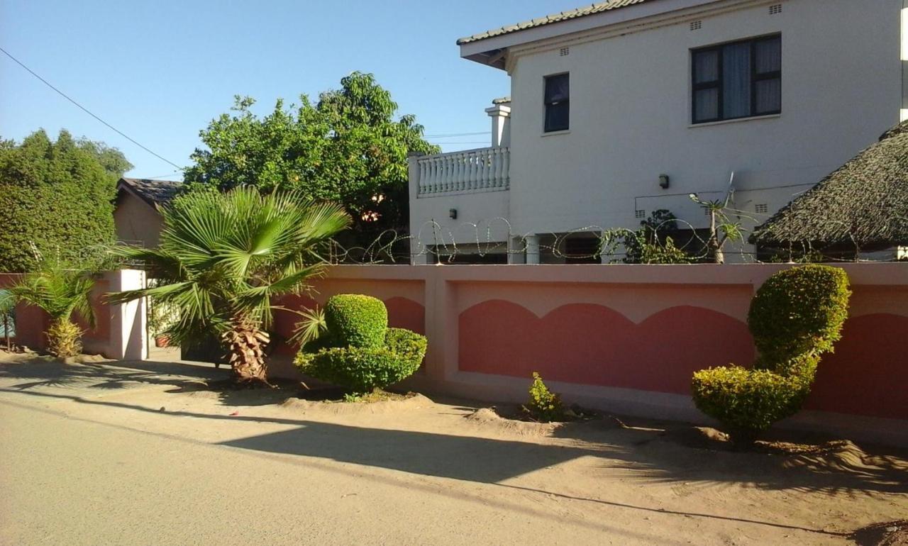 Upper Room Guest House Francistown Exteriör bild